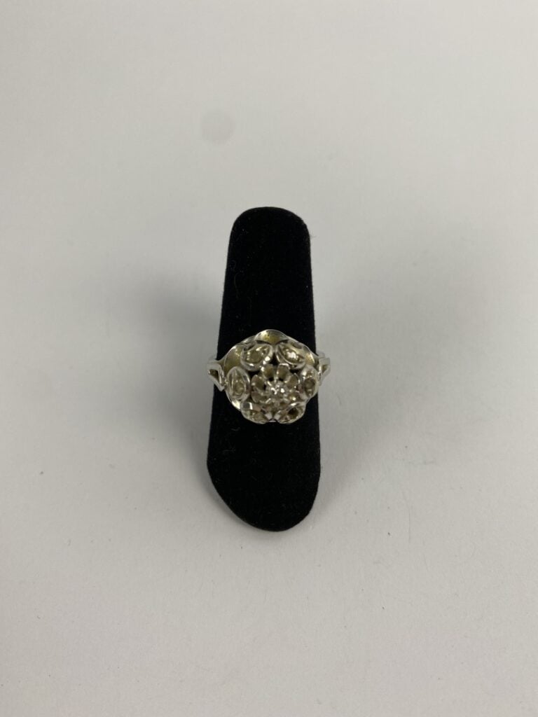 Bague dôme en or gris (750) à chaton ajouré centré d'un diamant taille brillant…