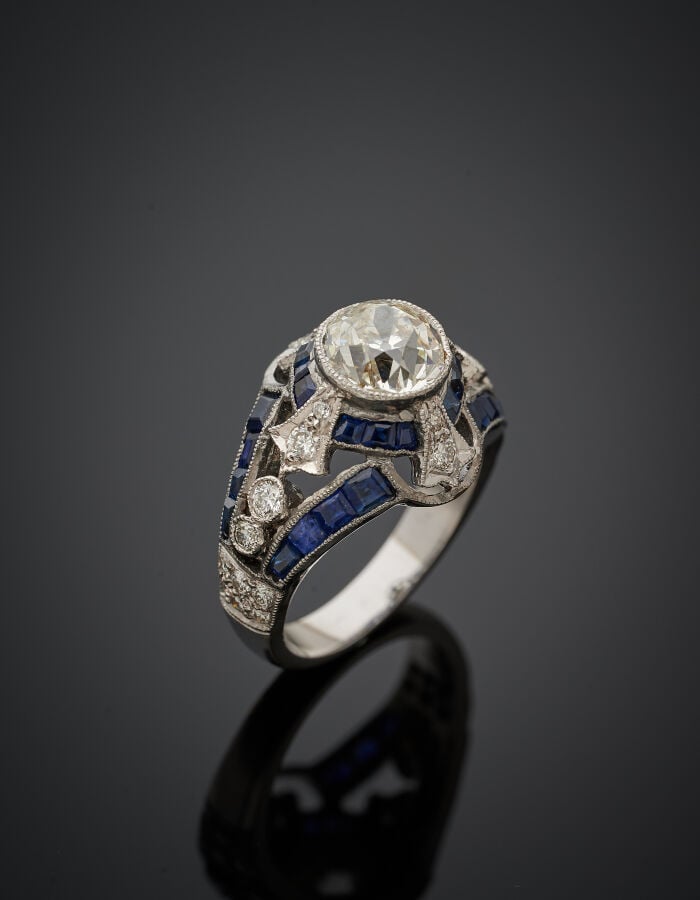 BAGUE "dôme" en or gris (750‰) ajouré, serti d'un diamant taille ancienne pesan…