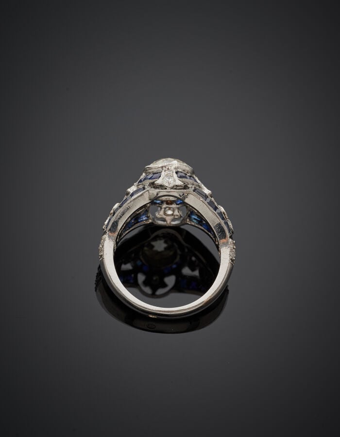 BAGUE "dôme" en or gris (750‰) ajouré, serti d'un diamant taille ancienne pesan…