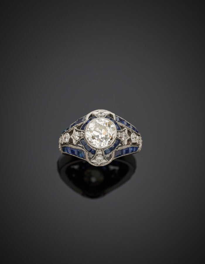 BAGUE "dôme" en or gris (750‰) ajouré, serti d'un diamant taille ancienne pesan…