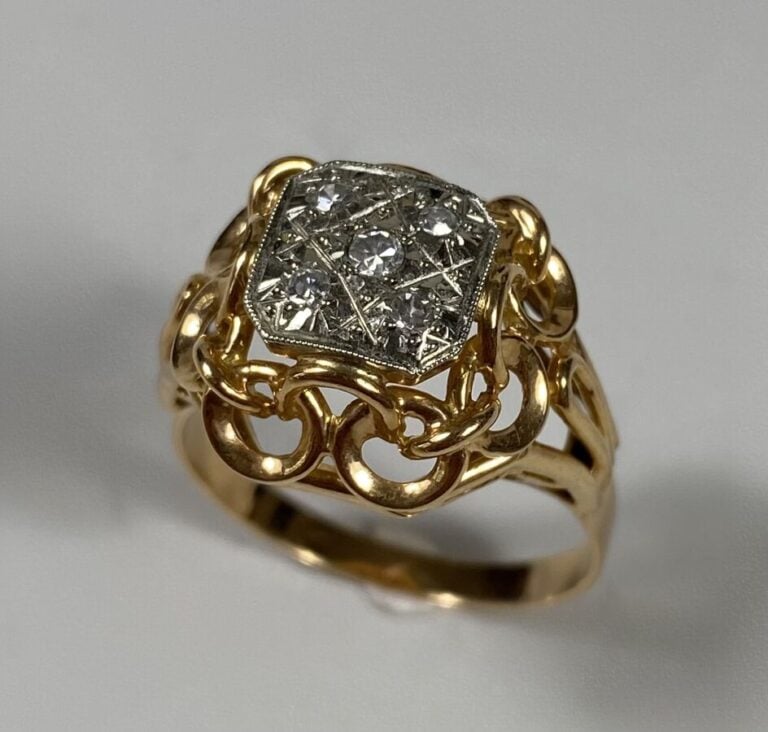 Bague dôme en or jaune (750 ‰) ajouré serti d'un pavage de brillants. Poids bru…