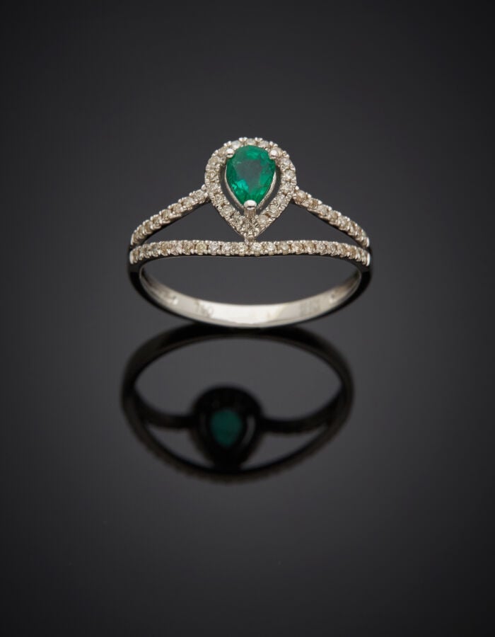 BAGUE « duchesse » en or gris (750‰) ajouré, serti d'une émeraude taillée en po…