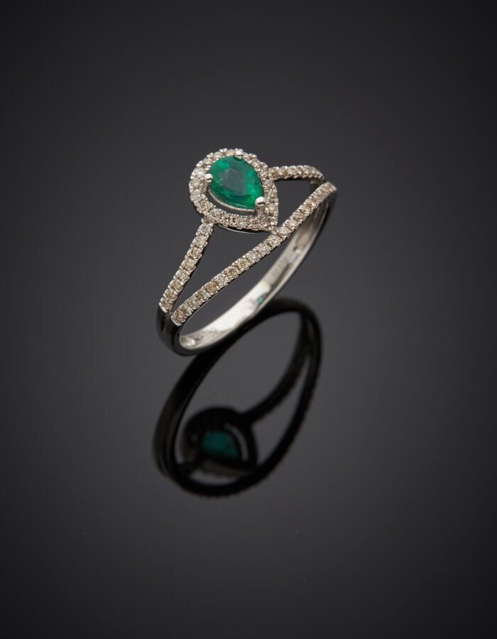 BAGUE « duchesse » en or gris (750‰) ajouré, serti d'une émeraude taillée en po…
