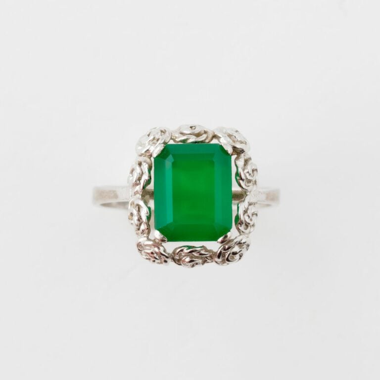 Bague en argent (925) ornée d'une émeraude synthétique rectangulaire taillée à…