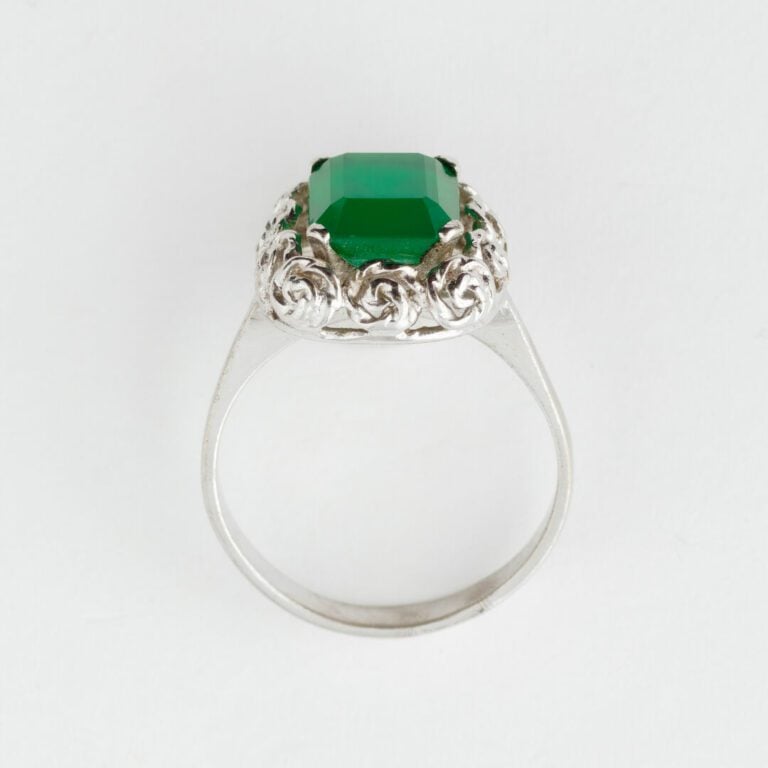 Bague en argent (925) ornée d'une émeraude synthétique rectangulaire taillée à…