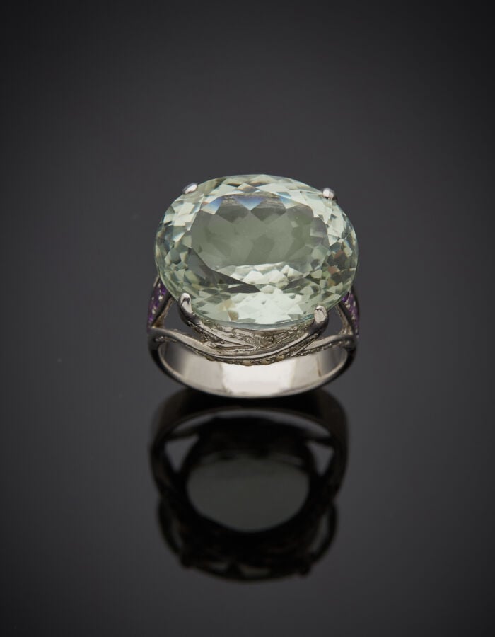 BAGUE en argent (min. 800‰) ajouré, serti d'une prasiolite ovale, épaulée d'amé…