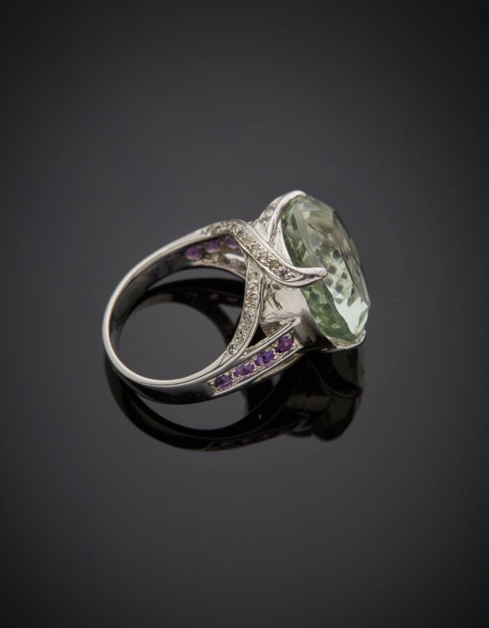 BAGUE en argent (min. 800‰) ajouré, serti d'une prasiolite ovale, épaulée d'amé…