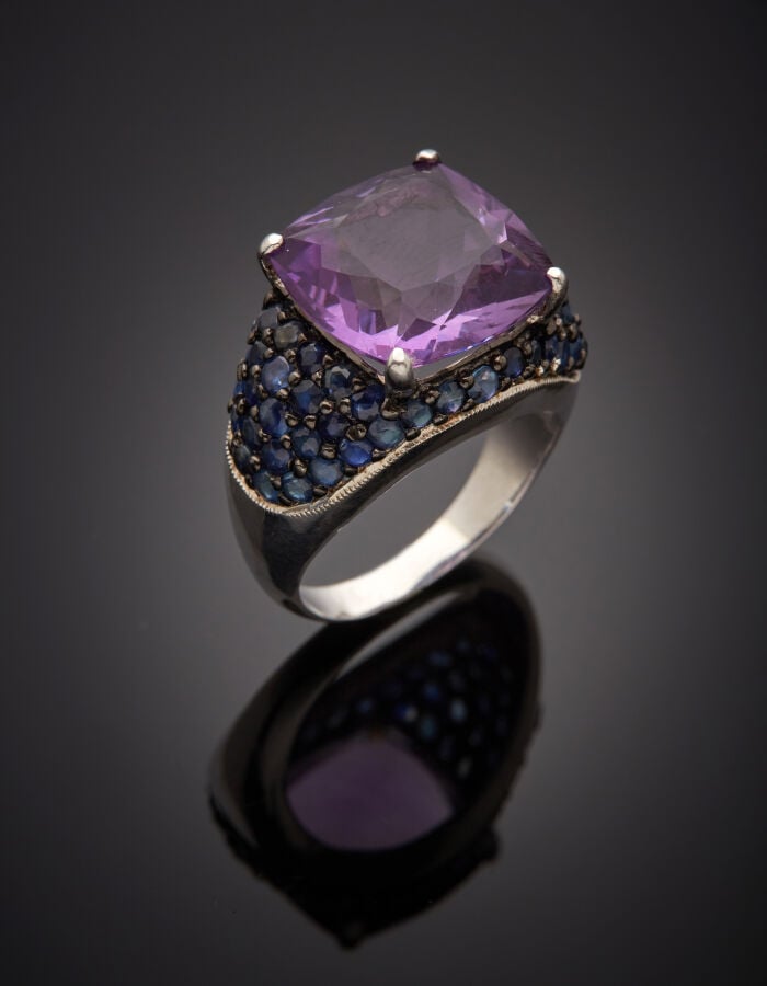 BAGUE en argent partiellement noirci (925‰) serti d'une améthyste de forme cous…