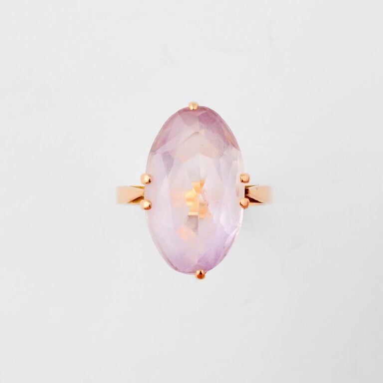 Bague en en jaune (750) ornée d'une améthyste de taille ovale facettée en serti…