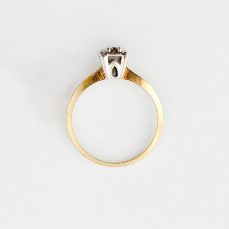 Bague en or deux tons (585) centrée d'un petit diamant taille brillant en serti…