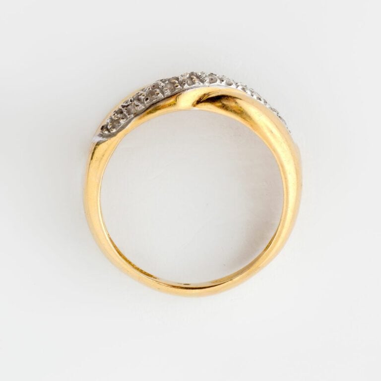 Bague en or deux tons (750) ornée d'un motif sinueux pavé de diamants taille hu…