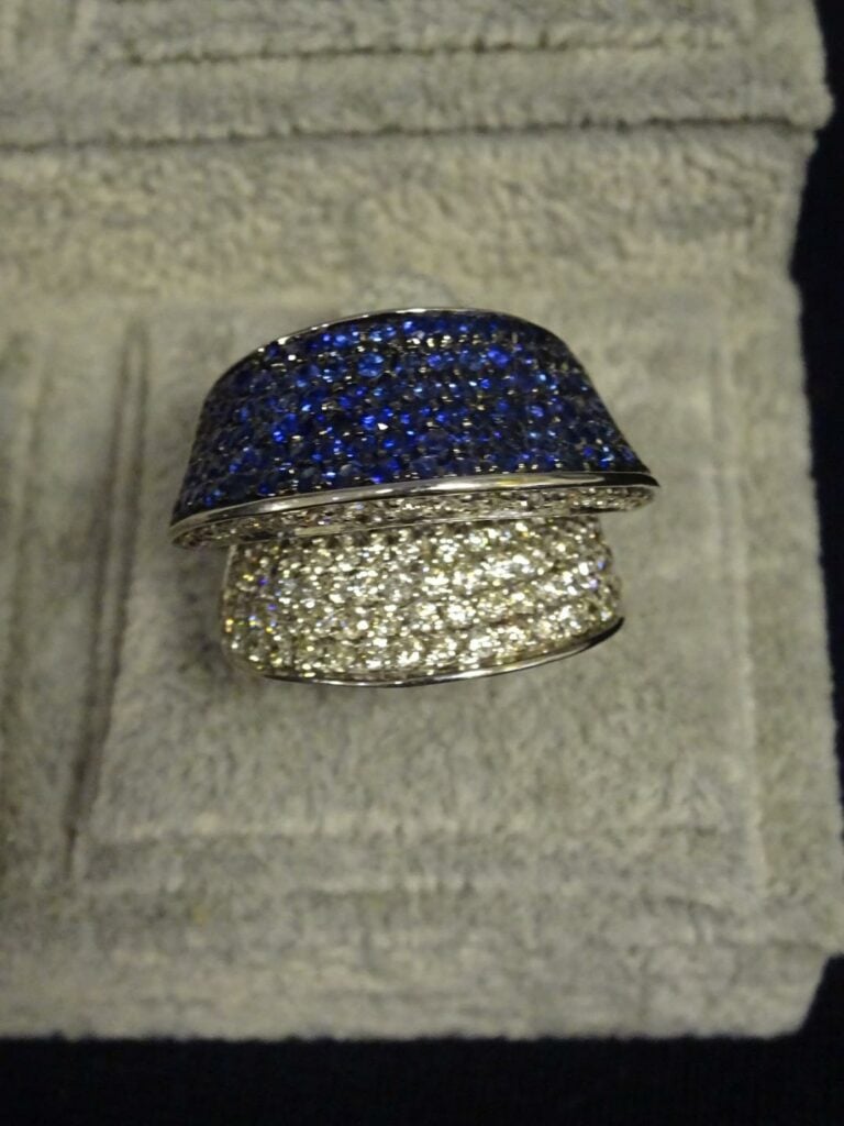 Bague en or gris 585 millièmes, orné de nombreux diamants et saphirs brillants…