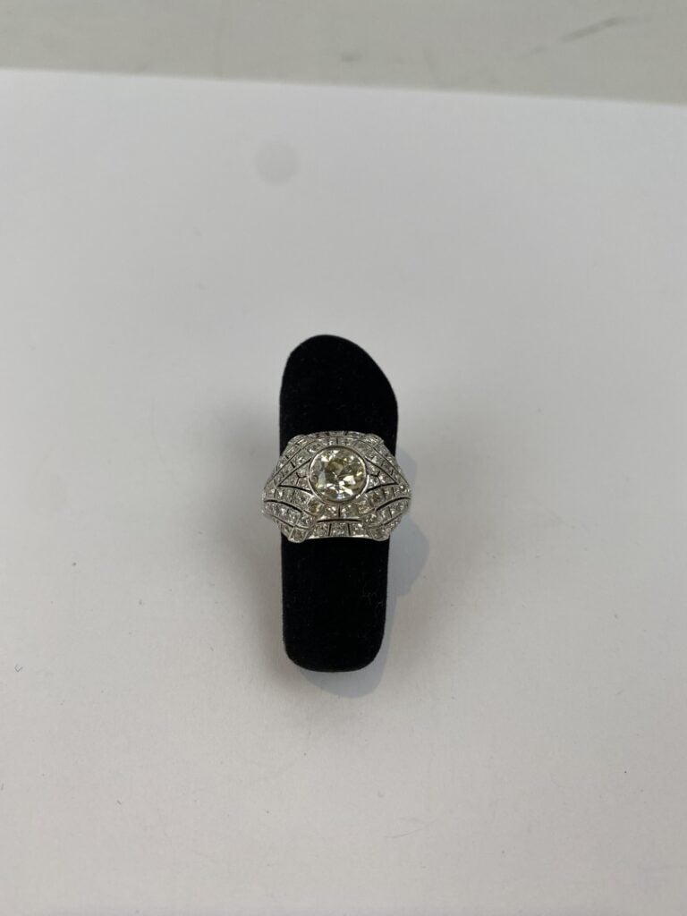 Bague en or gris (750) à chaton hexagonal centré d'un diamant taille ancienne e…