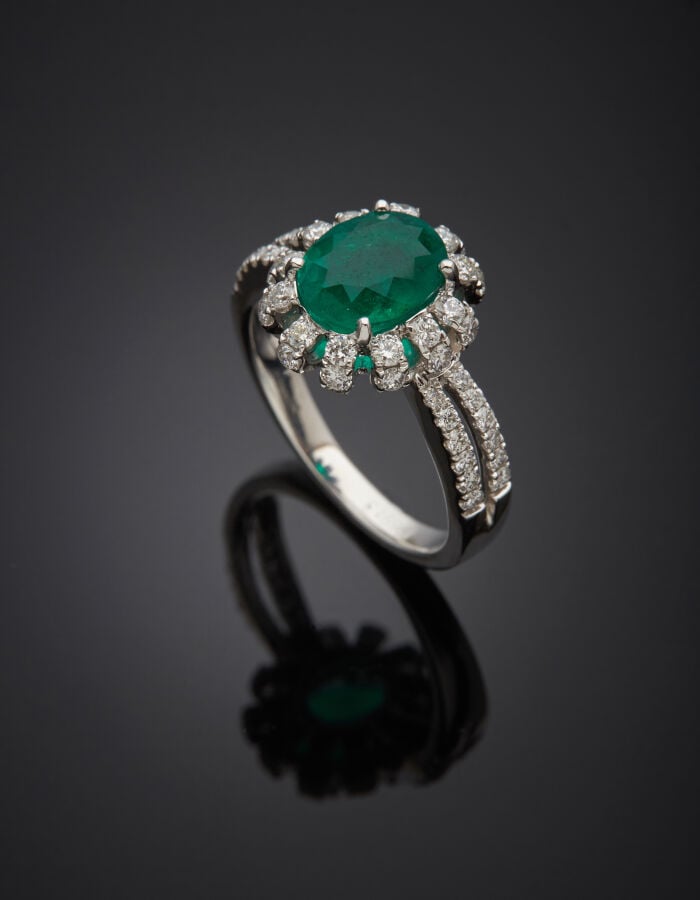 BAGUE en or gris (750‰) ajouré, serti d'une émeraude ovale pesant 1,7 carat env…