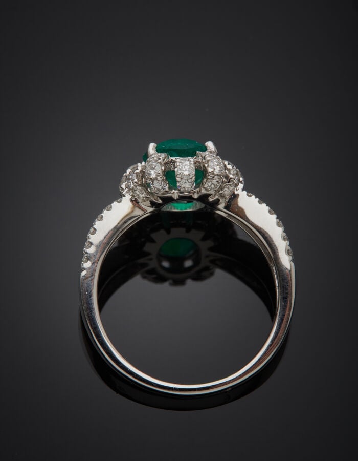 BAGUE en or gris (750‰) ajouré, serti d'une émeraude ovale pesant 1,7 carat env…