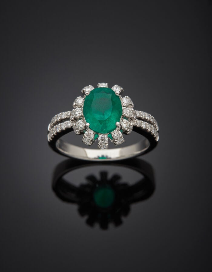 BAGUE en or gris (750‰) ajouré, serti d'une émeraude ovale pesant 1,7 carat env…