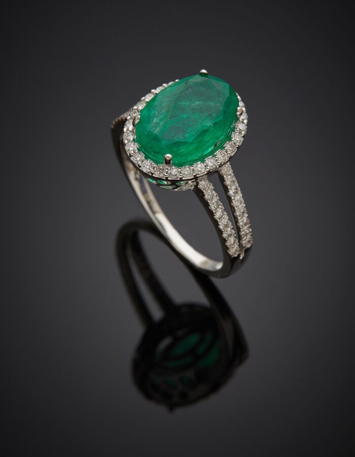 BAGUE en or gris (750‰) ajouré serti d'une émeraude ovale pesant 3,1 carats, en…