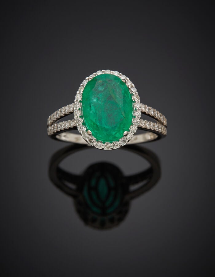 BAGUE en or gris (750‰) ajouré serti d'une émeraude ovale pesant 3,1 carats, en…