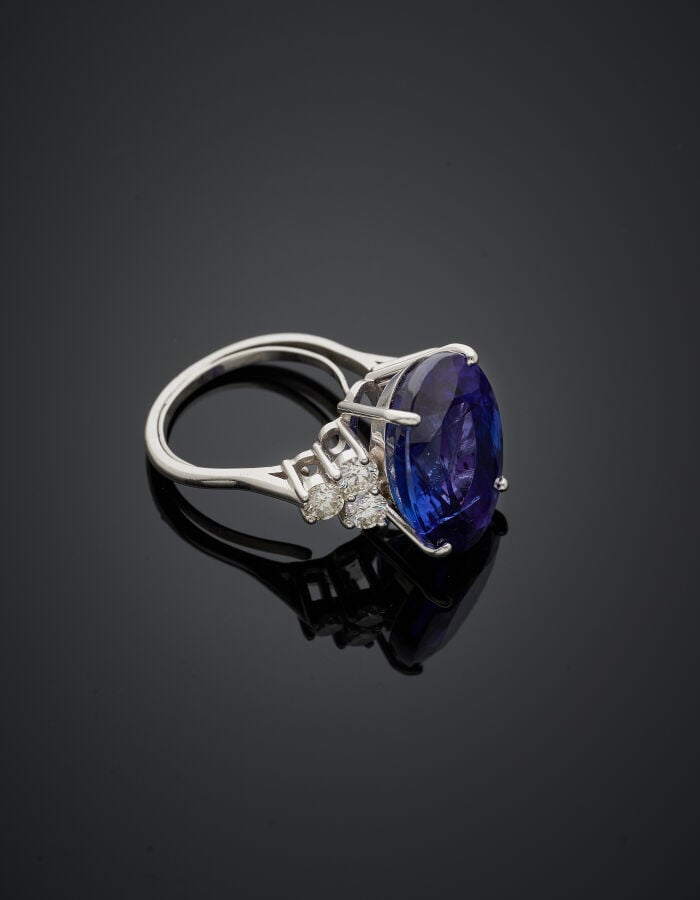 BAGUE en or gris (750‰) ajouré, serti d'une importante tanzanite de forme ovale…