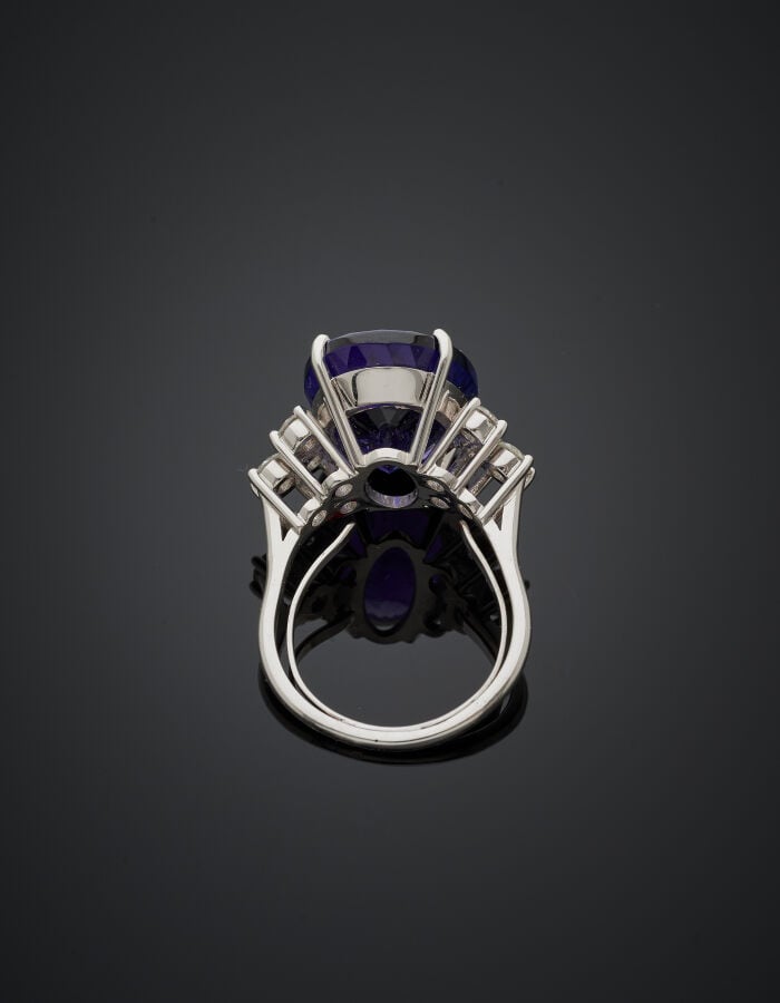 BAGUE en or gris (750‰) ajouré, serti d'une importante tanzanite de forme ovale…