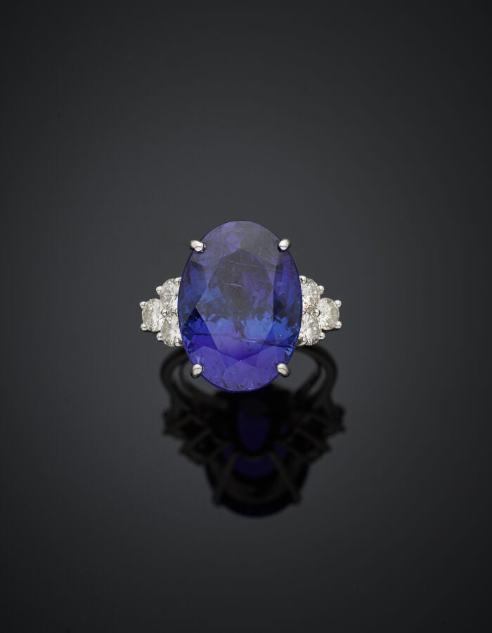 BAGUE en or gris (750‰) ajouré, serti d'une importante tanzanite de forme ovale…