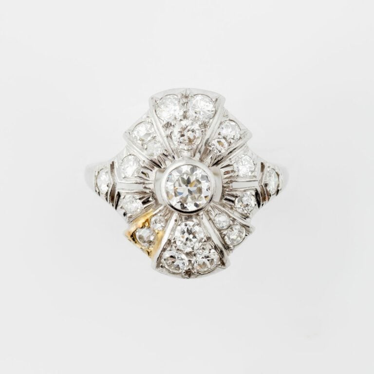 Bague en or gris (750), le panier hexagonal centré d'un diamant demi-taille en…