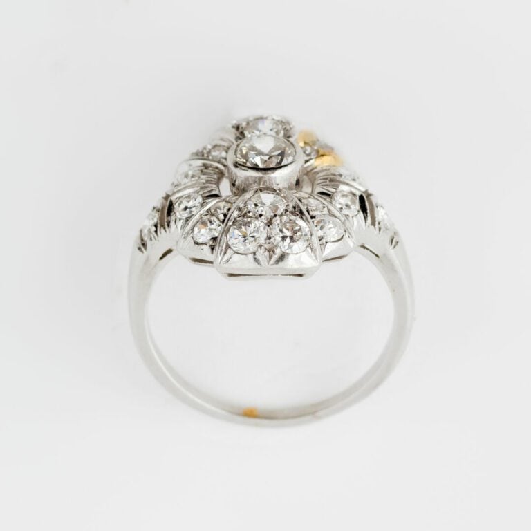 Bague en or gris (750), le panier hexagonal centré d'un diamant demi-taille en…