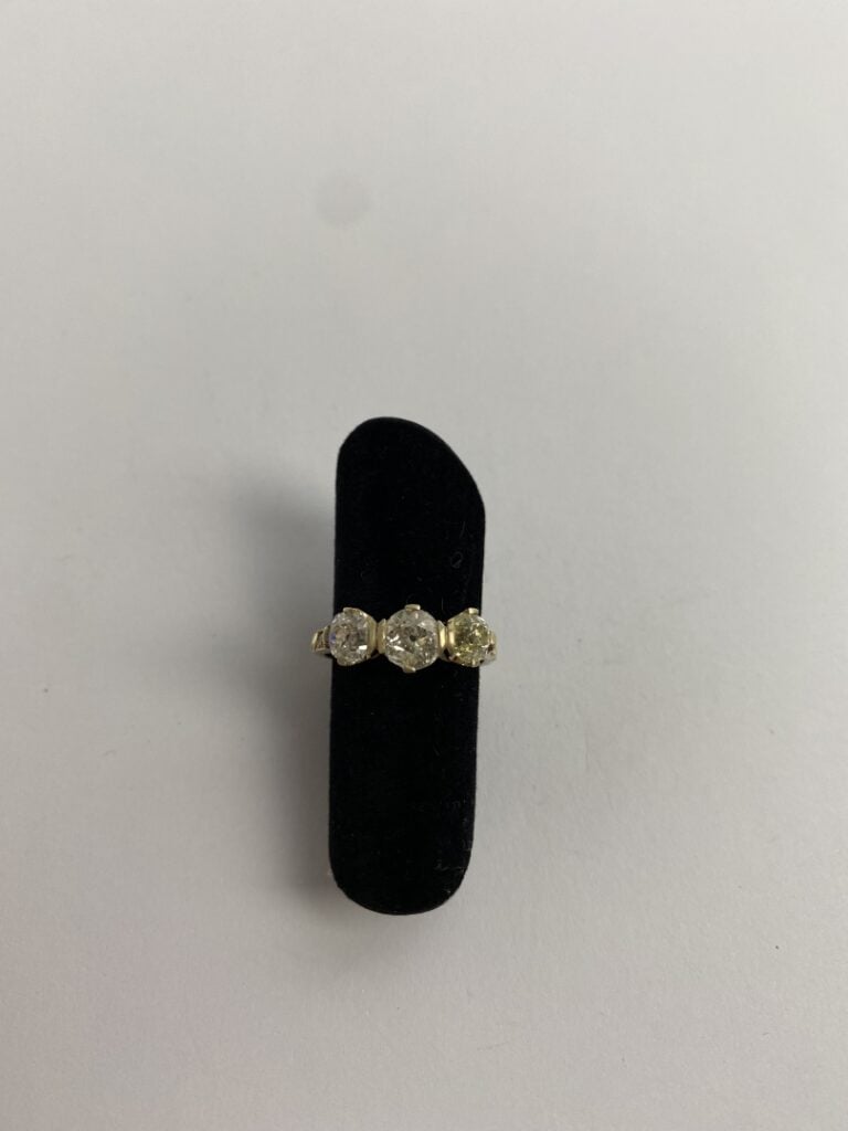 Bague en or gris (750) ornée de trois diamants taille ancienne en serti griffe,…