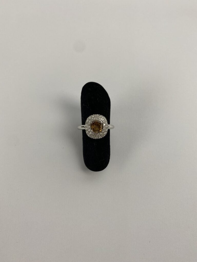 Bague en or gris (750) ornée d'un diamant brun orangé de taille coussin en sert…