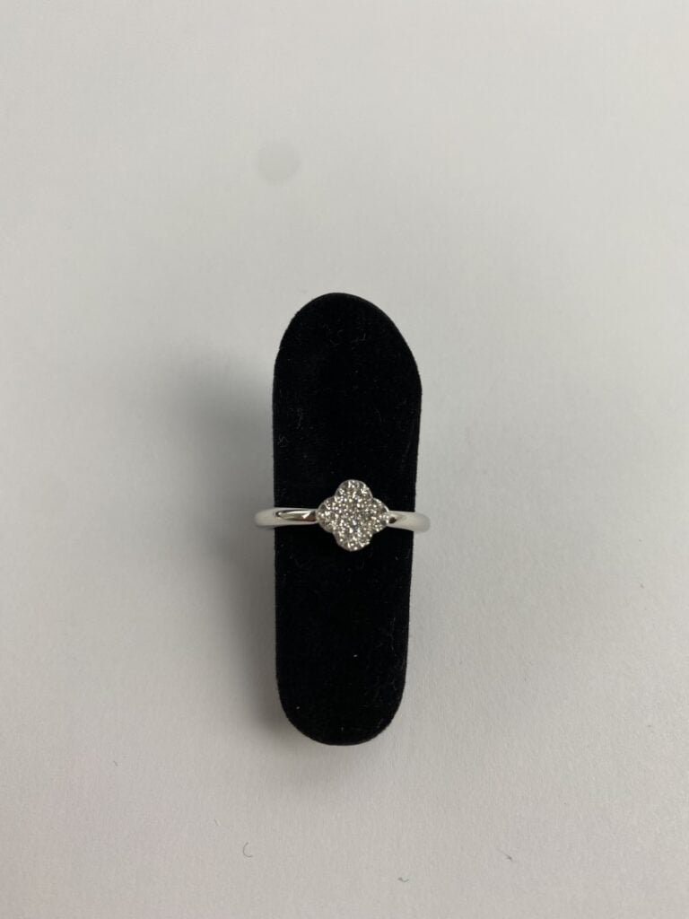 Bague en or gris (750) ornée d'un motif quadrilobé pavé de diamants taille bril…