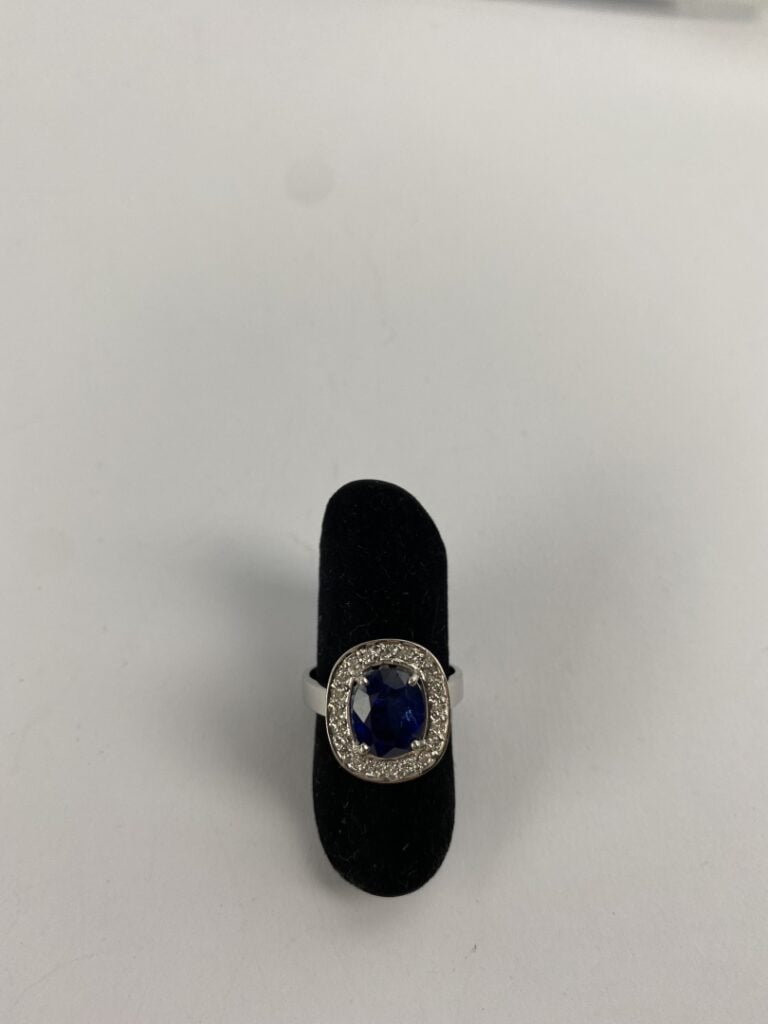 Bague en or gris (750) ornée d'un saphir de taille ovale facettée en serti grif…