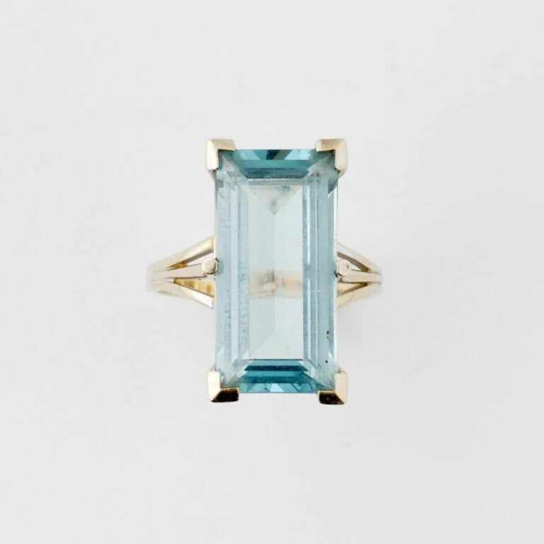 Bague en or gris (750) ornée d'un spinelle synthétique rectangulaire taillé à d…