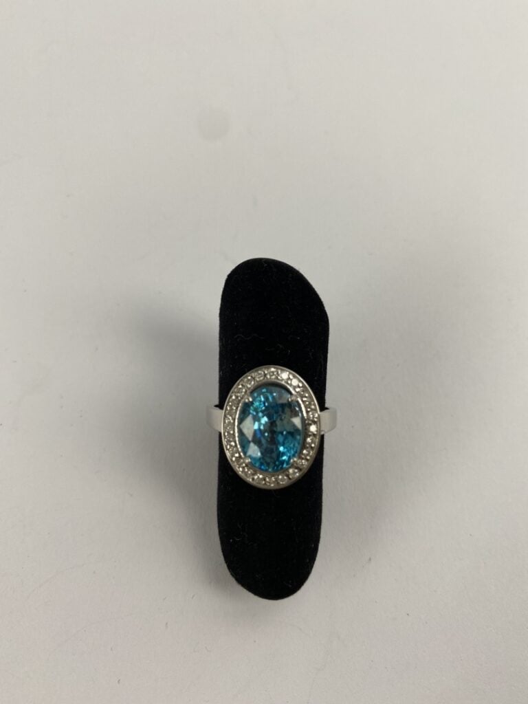Bague en or gris (750) ornée d'un zircon bleu de taille ovale facettée en serti…
