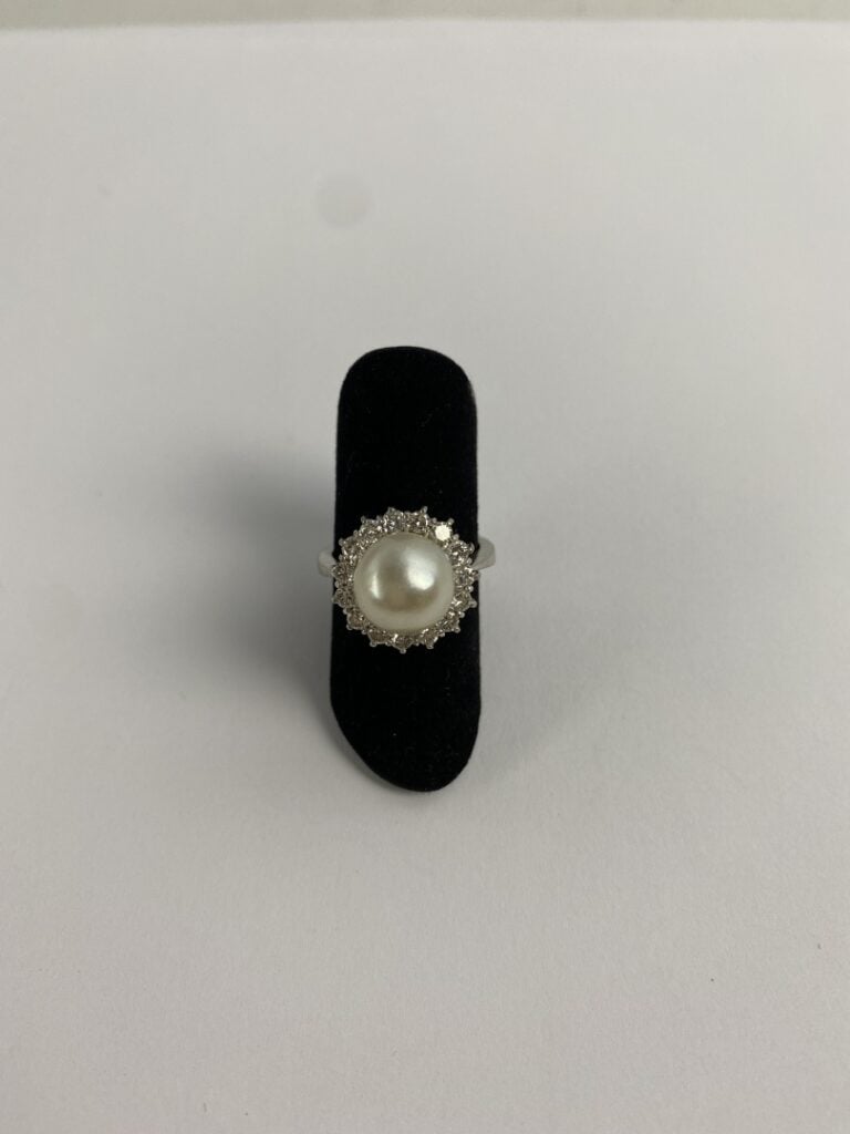 Bague en or gris (750) ornée d'une perle de culture blanche dans un entourage d…