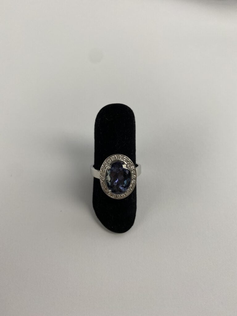 Bague en or gris (750) ornée d'une tanzanite de taille ovale facettée, dans un…