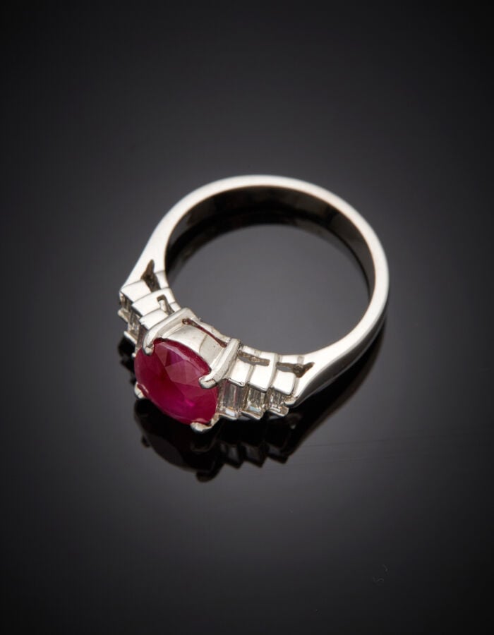 BAGUE en or gris (750‰) serti d'un rubis BIRMAN de forme ovale pesant 2,21 cara…