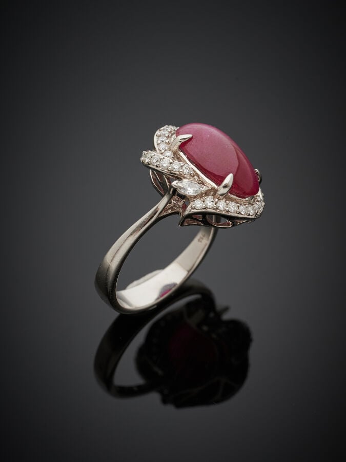BAGUE en or gris (750‰) serti d'un rubis cabochon de forme ovale, pesant 5,88 c…