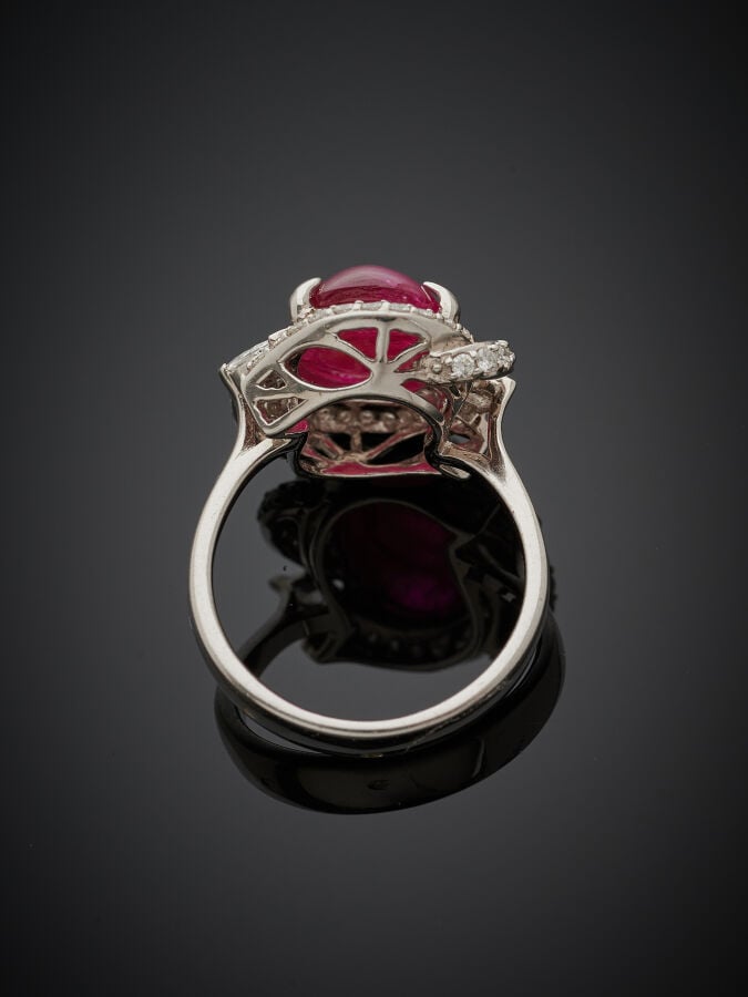 BAGUE en or gris (750‰) serti d'un rubis cabochon de forme ovale, pesant 5,88 c…