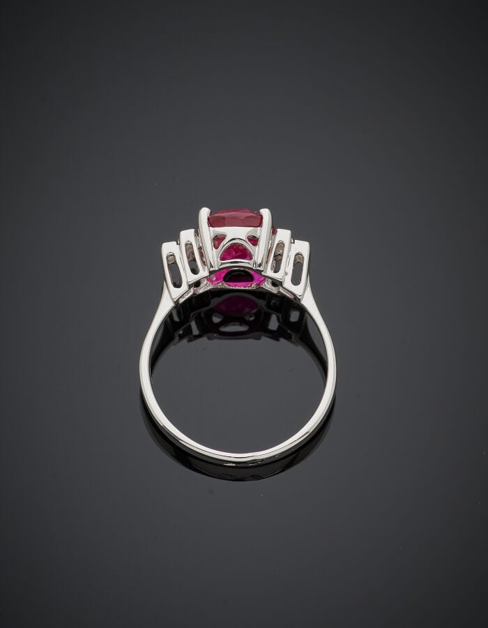 BAGUE en or gris (750‰) serti d'un rubis ovale pesant 3,03 carats, NON CHAUFFE,…