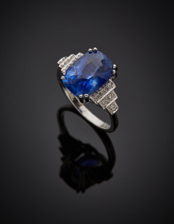 BAGUE en or gris (750‰) serti d'un saphir pesant 6,07 carats, CEYLAN, NON CHAUF…