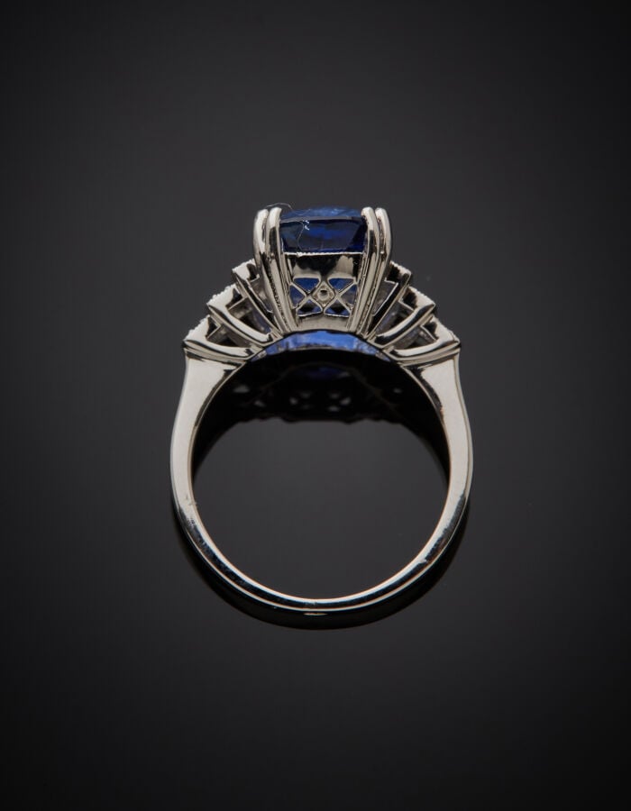 BAGUE en or gris (750‰) serti d'un saphir pesant 6,07 carats, CEYLAN, NON CHAUF…