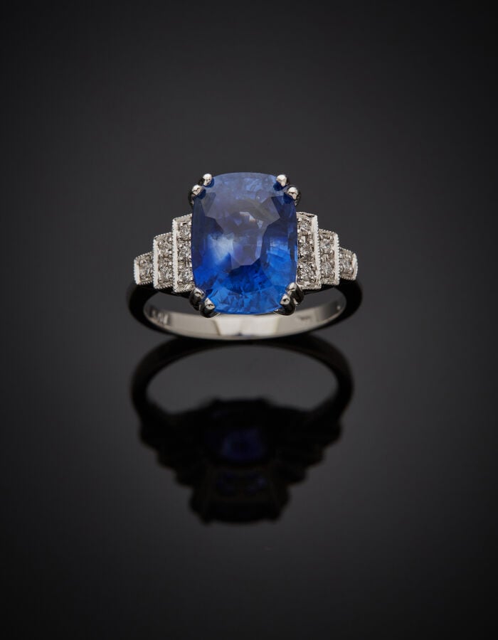 BAGUE en or gris (750‰) serti d'un saphir pesant 6,07 carats, CEYLAN, NON CHAUF…