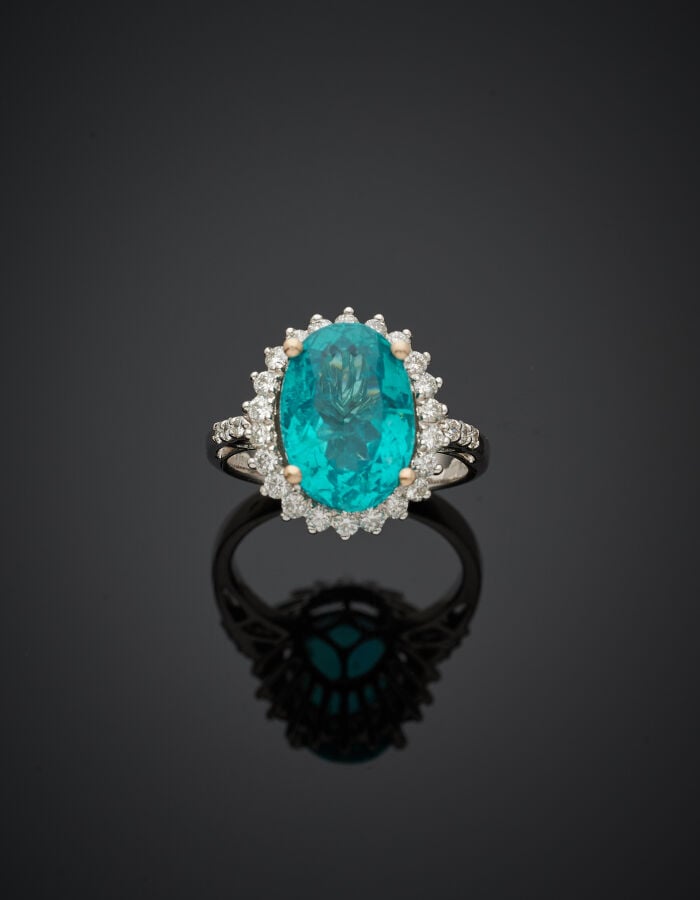 BAGUE en or gris (750‰) serti d'une apatite pesant 5,06 carats, de forme ovale,…