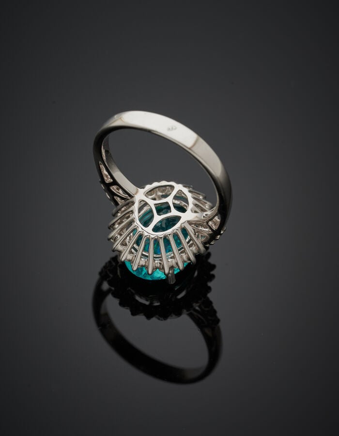 BAGUE en or gris (750‰) serti d'une apatite pesant 5,06 carats, de forme ovale,…