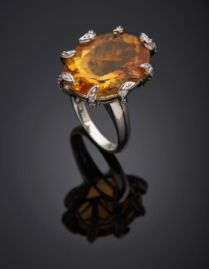 BAGUE en or gris (750‰) serti d'une citrine ovale pesant 17,6 carats env., les…