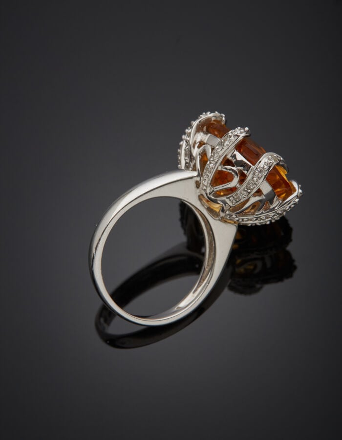 BAGUE en or gris (750‰) serti d'une citrine ovale pesant 17,6 carats env., les…