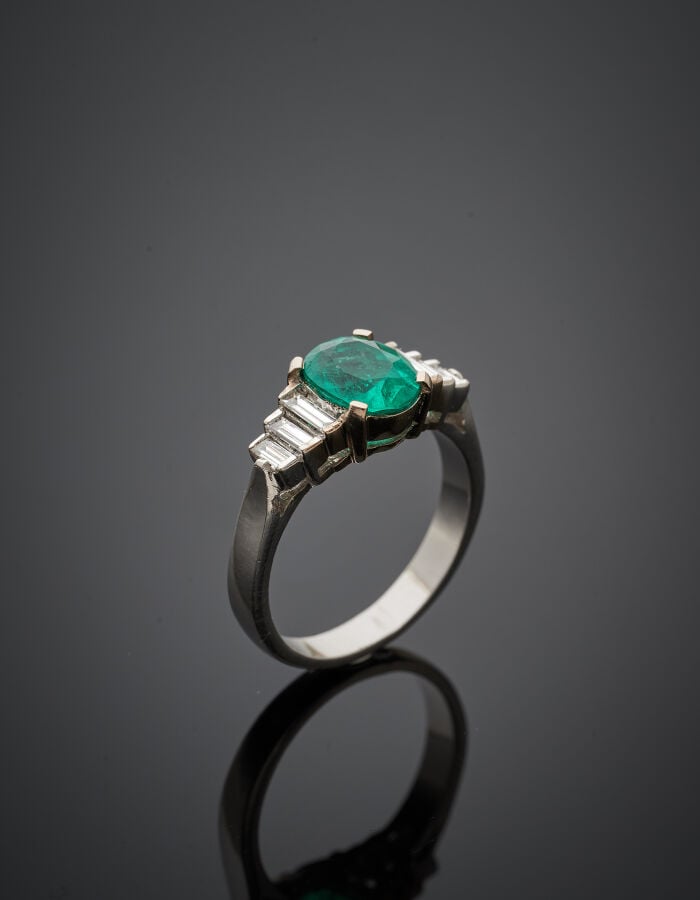 BAGUE en or gris (750‰) serti d'une émeraude ovale de COLOMBIE, pesant 1,43 car…