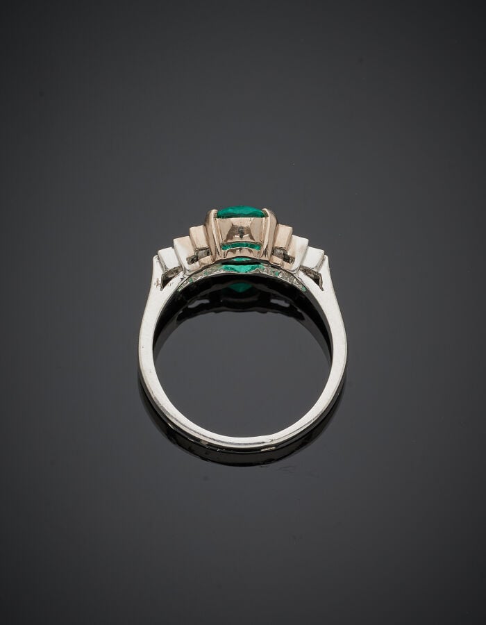BAGUE en or gris (750‰) serti d'une émeraude ovale de COLOMBIE, pesant 1,43 car…