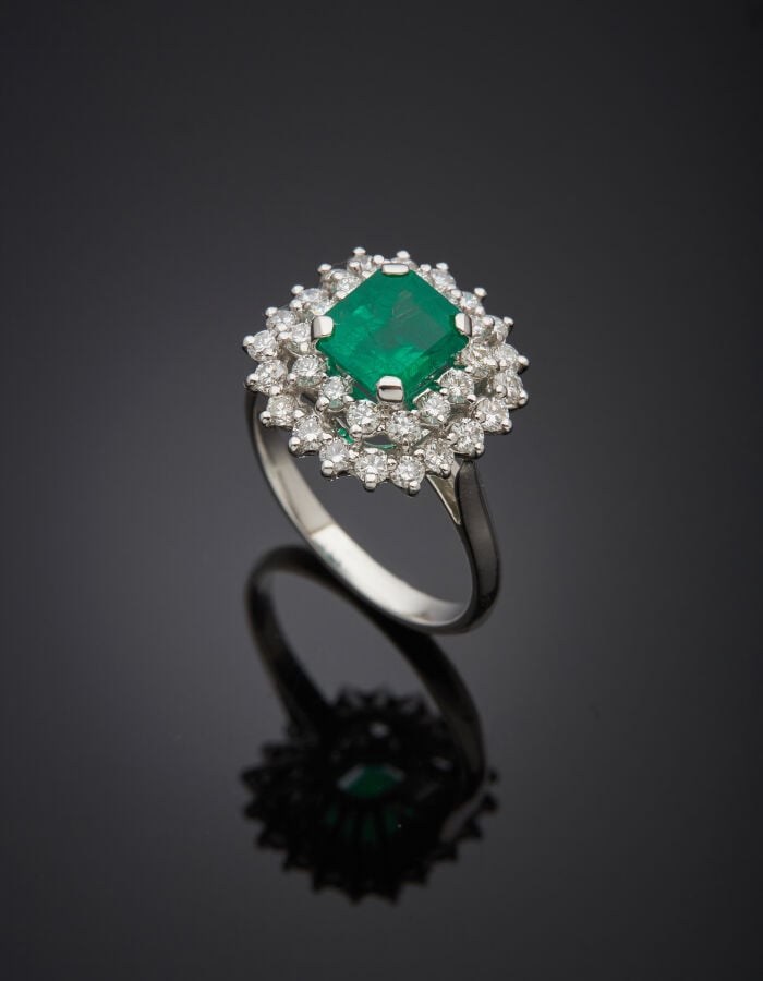 BAGUE en or gris (750‰) serti d'une émeraude rectangulaire taillée à degrés, da…