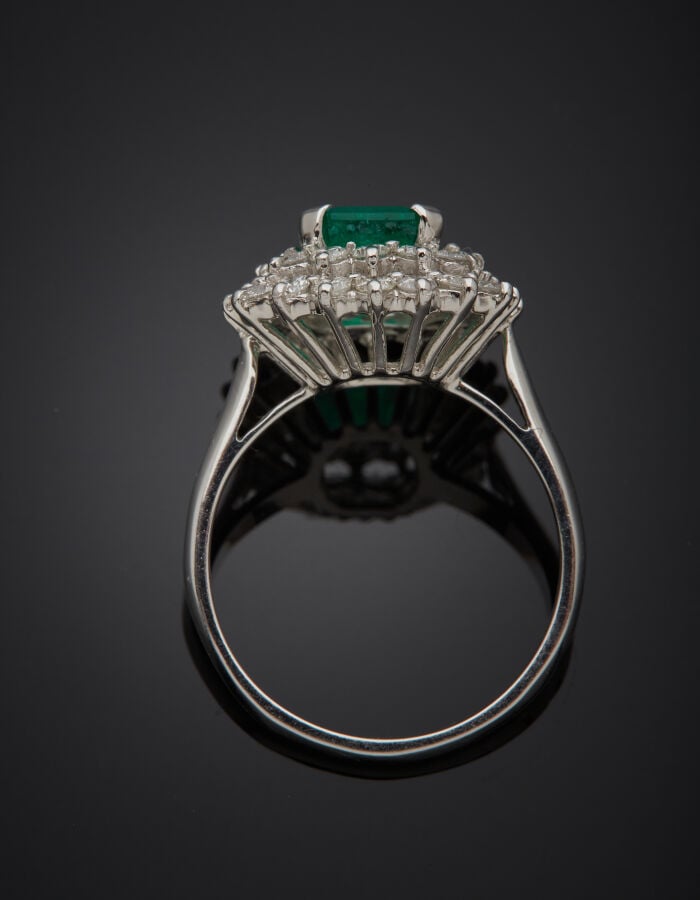 BAGUE en or gris (750‰) serti d'une émeraude rectangulaire taillée à degrés, da…